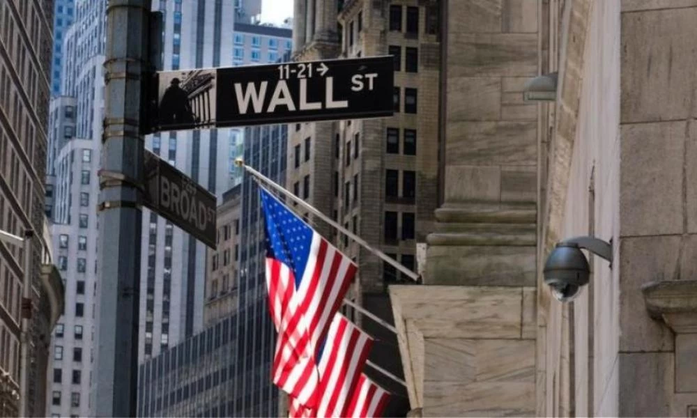 Wall Street: Σε "ελεύθερη" πτώση o Dow Jones